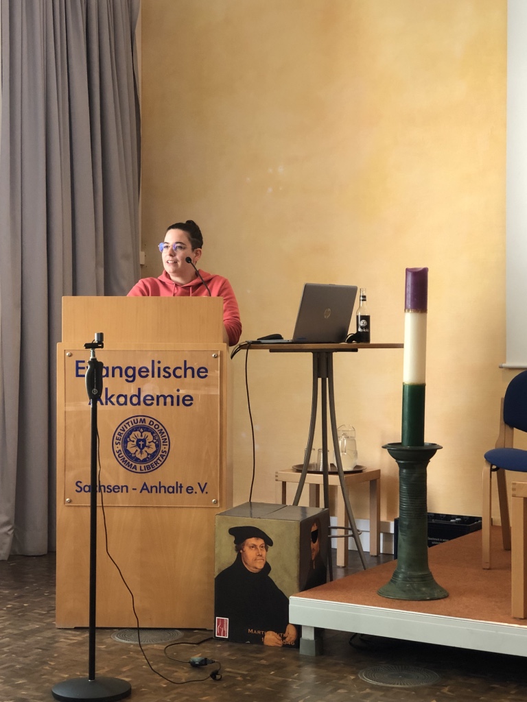 Viola Kohlberger am Redner:innenpult