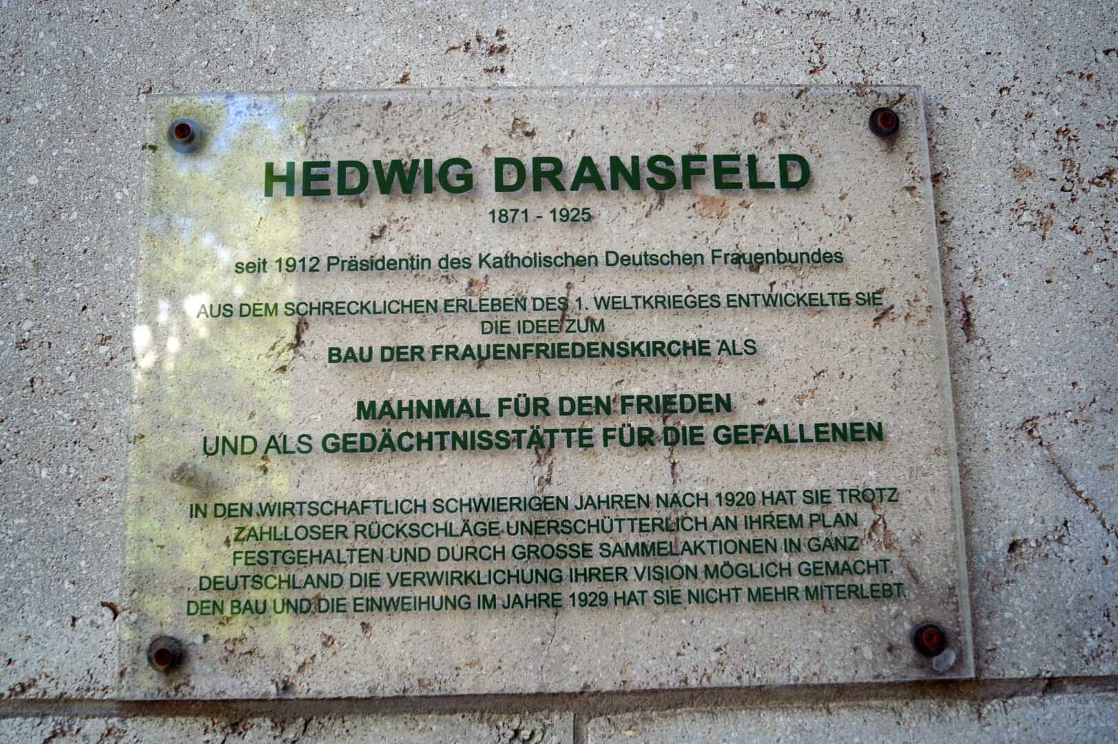 Gedenktafel Hedwig Dransfeld an der Frauenfriedenskirche