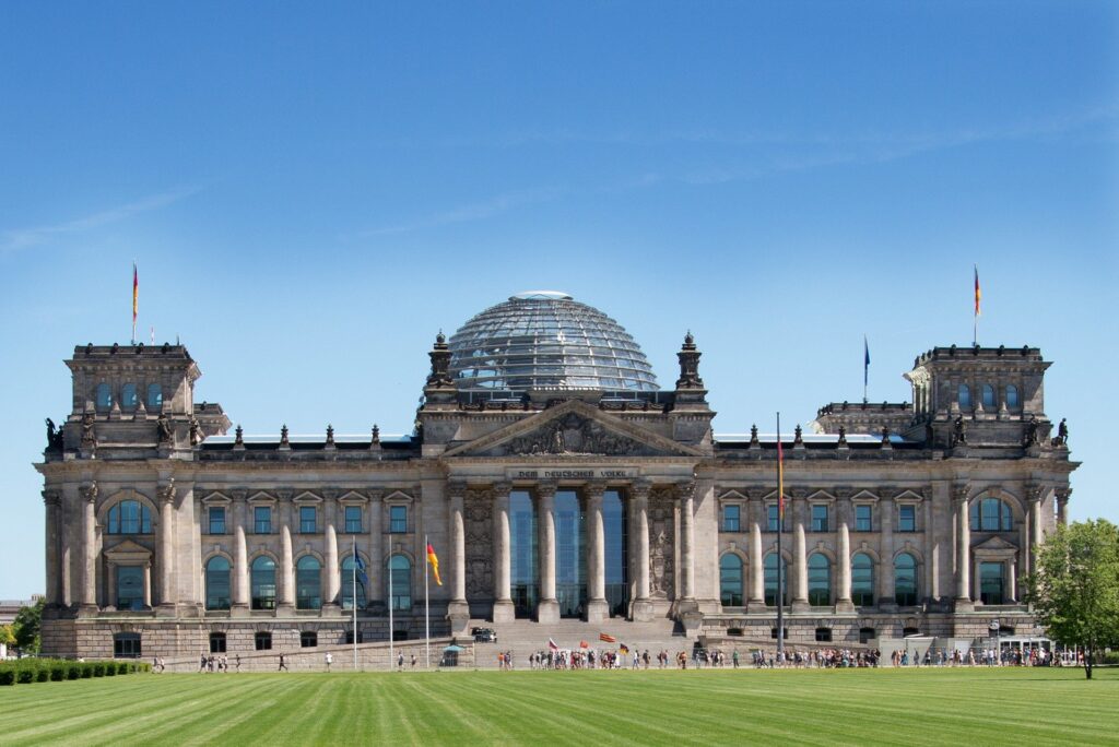 Bundestagsgebäude in Berlin bei klrem blauem Himmel